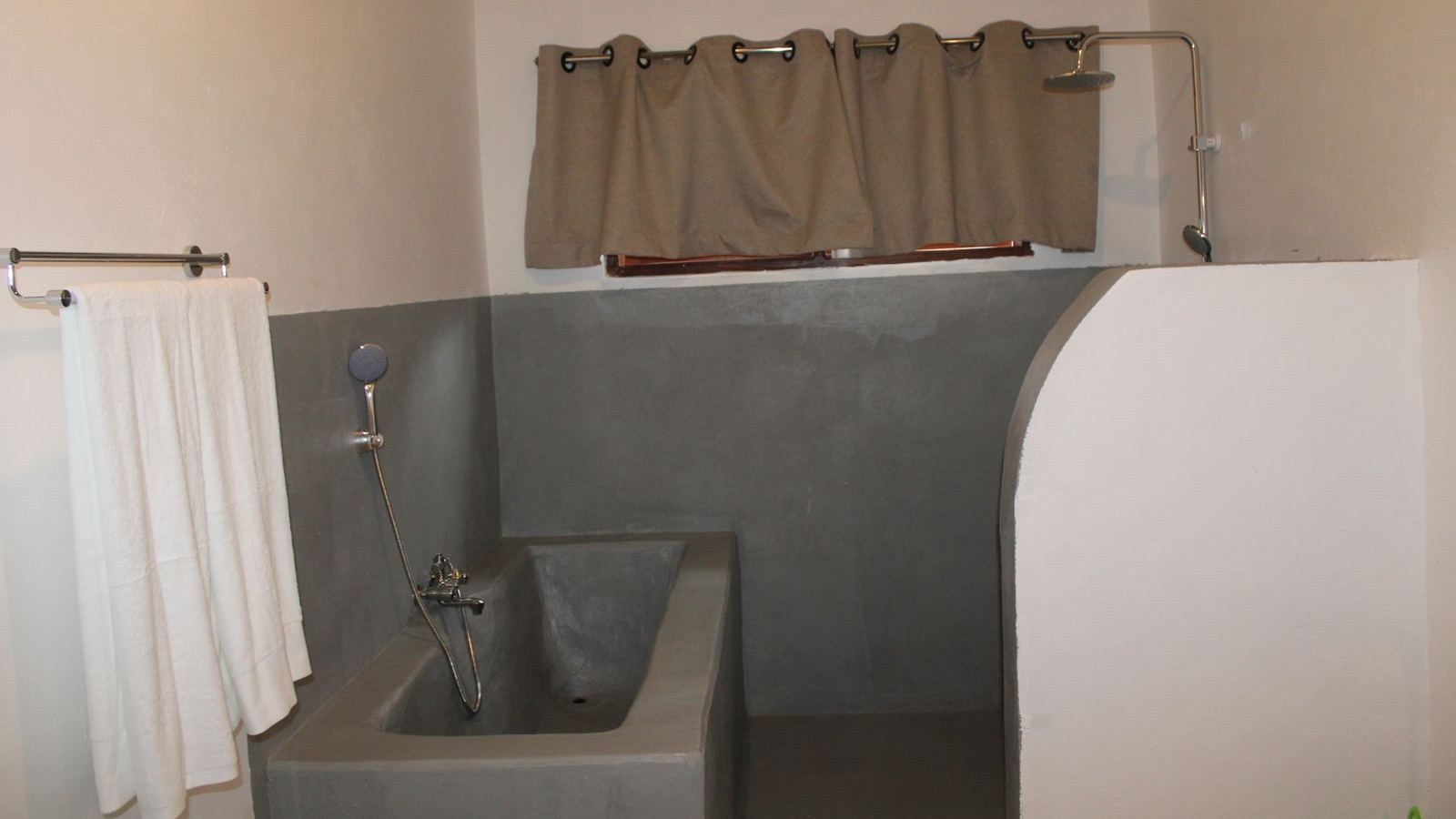 En-suite bathroom with hot shower